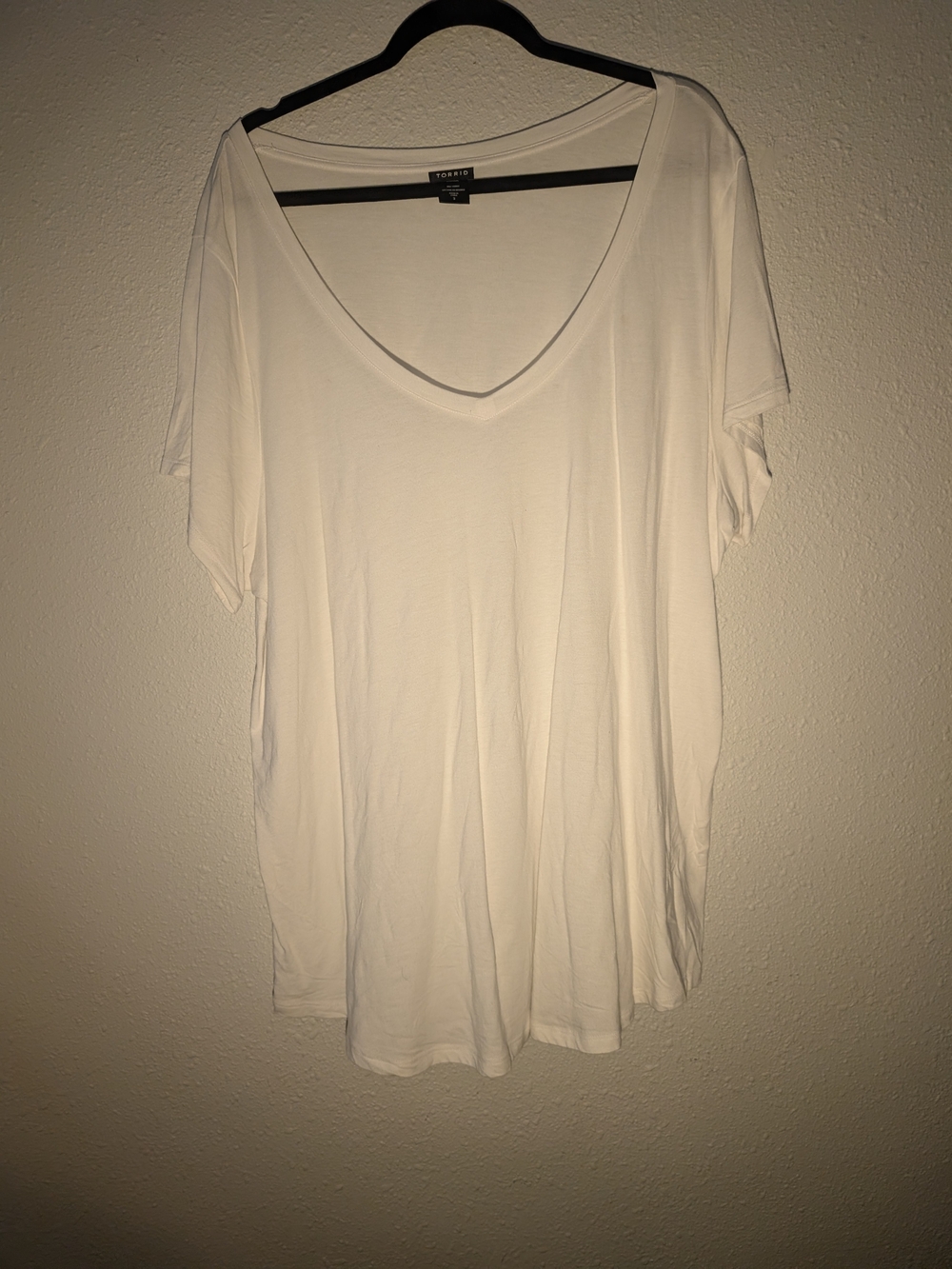 torrid White V-Neck Short Sleeve Tee Size 3